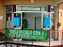 Lo striscione dedicato alla maestra Nika affisso all'ingresso della scuola di Ranco