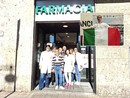 Foto di gruppo davanti alla Farmacia Bossi, nel riquadro Riccardo sul podio dei Giochi Panamericani Foto di gruppo davanti alla Farmacia Bossi, nel riquadro Riccardo sul podio dei Giochi Panamericani