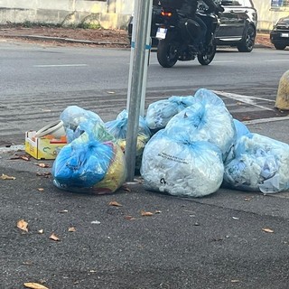 Rifiuti rimasti in strada nonostante la comunicazione di Agesp