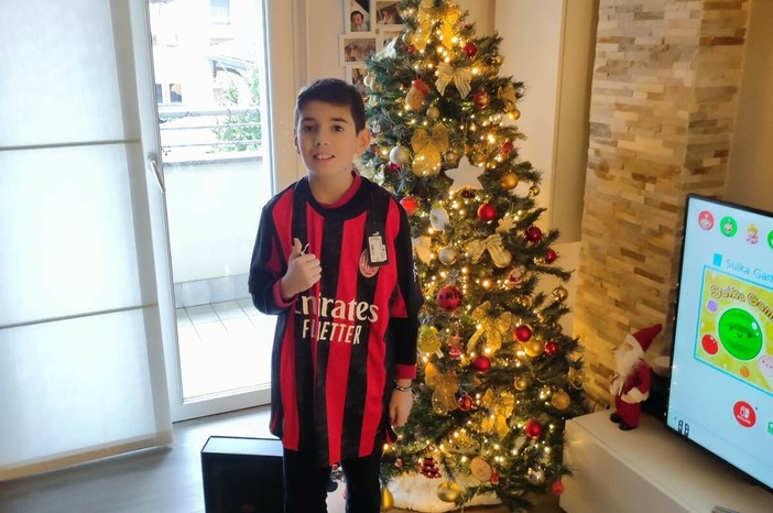 Riccardo, questa mattina, con la maglia di Pulisic