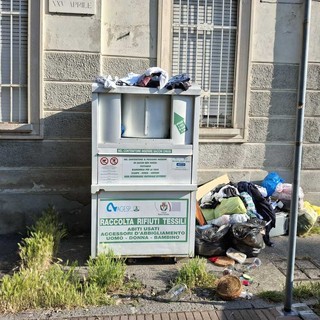 Lo stato del cassonetti bianco in piazza 25 Aprile, il 25 maggio 2026