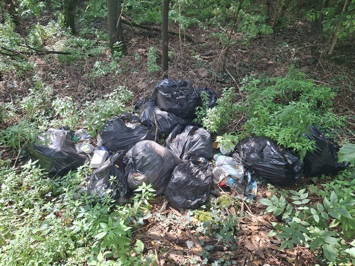 I sacchi abbandonati da alcuni giorni in una stradina che sbocca su via Savona