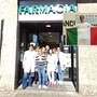 Foto di gruppo davanti alla Farmacia Bossi, nel riquadro Riccardo sul podio dei Giochi Panamericani Foto di gruppo davanti alla Farmacia Bossi, nel riquadro Riccardo sul podio dei Giochi Panamericani