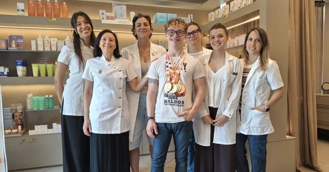 Tra medaglie e lavoro, Riccardo Maino, reduce dai mondiali di Sofia, nella farmacia Bossi Tra medaglie e lavoro, Riccardo Maino, reduce dai mondiali di Sofia, nella farmacia Bossi