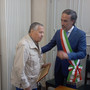 Il sindaco di Laveno conferisce la cittadinanza onoraria a Renato Pozzetto