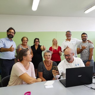 Tutti uniti dal riuso e dalla diagnosi gratuita sui dispositivi (in piedi, al centro, gli assessori Farinon e Alampi, alla loro destra De Cinque e Cimino)