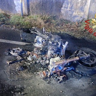 I resti della moto dopo l'impatto con l'auto