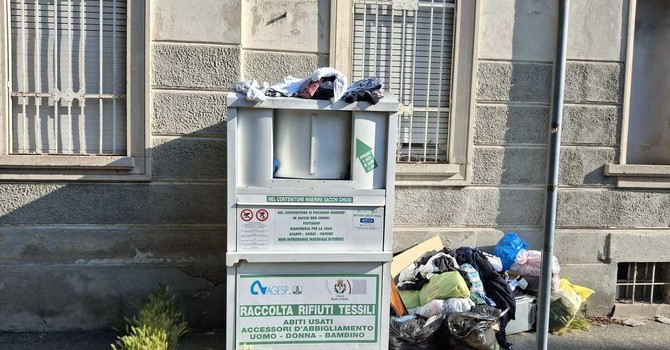 Lo stato del cassonetti bianco in piazza 25 Aprile, il 25 maggio 2026 Lo stato del cassonetti bianco in piazza 25 Aprile, il 25 maggio 2026