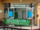 Lo striscione dedicato alla maestra Nika affisso all'ingresso della scuola di Ranco