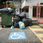 Sant'Edoardo, parcheggio disabili invaso da rifiuti e sacchi &quot;fuori legge&quot;
