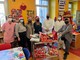 Le maestre della scuola Ada Negri aiutanti di Babbo Natale in pediatria: «Quest’anno c’è stata la magia»