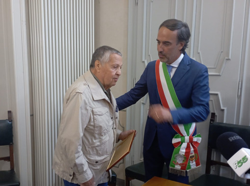 Il sindaco di Laveno conferisce la cittadinanza onoraria a Renato Pozzetto