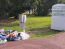 Rifiuti tessili abbandonati nei sacchetti a pochi metri dai contenitori Agesp, verosimilmente pieni