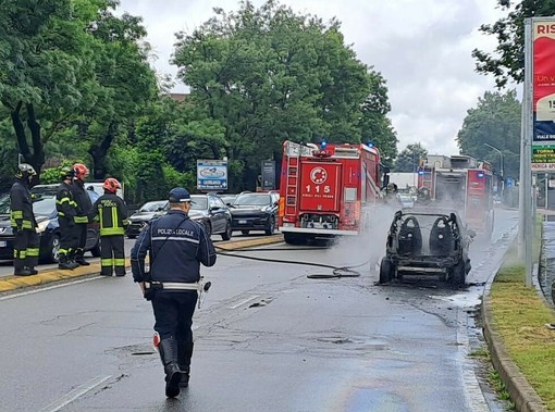Auto divorata dalle fiamme in via per Fagnano a Busto: strada bloccata e viabilità in tilt
