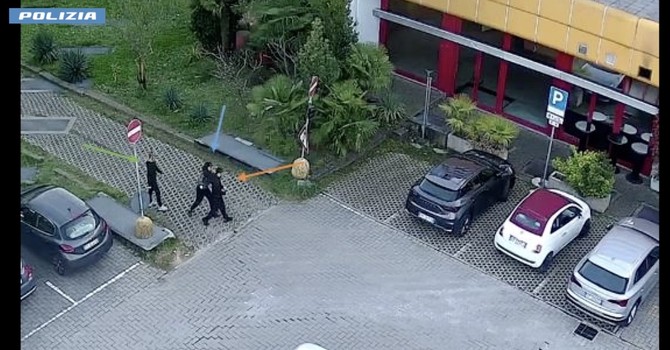 Minorenni con il coltello seguono un automobilista per rapinarlo: arrestati dalla polizia Minorenni con il coltello seguono un automobilista per rapinarlo: arrestati dalla polizia