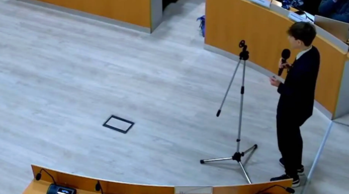 Studente 14enne interviene in consiglio comunale: «Lo vedete o non lo vedete che ragazzi come noi hanno paura a girare in certe aree?»