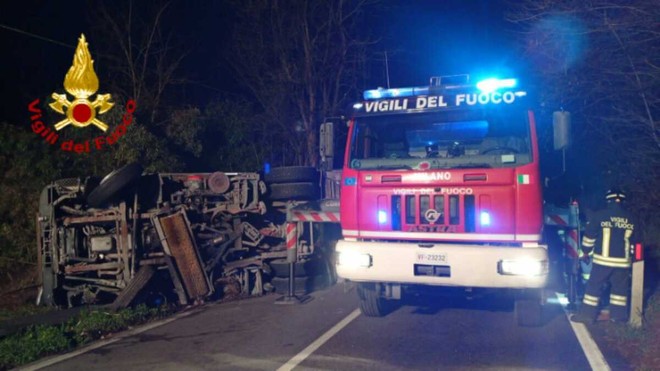 La spazzatrice ribaltata a Somma Lombardo La spazzatrice ribaltata a Somma Lombardo