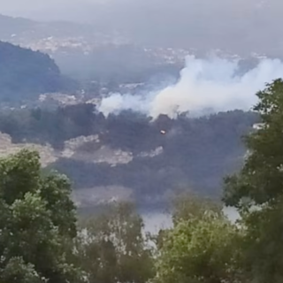 VIDEO. Incendio nei boschi sopra Arolo di Leggiuno forse causato da un fulmine