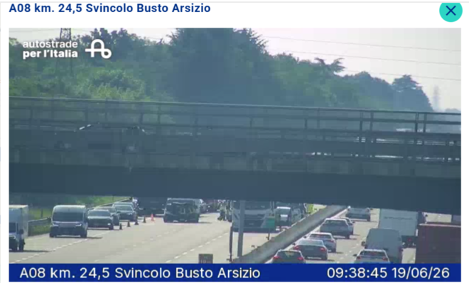 Le immagini dell'incidente con il mezzo pesante dalla webcam di Autostrade per l'Italia Le immagini dell'incidente con il mezzo pesante dalla webcam di Autostrade per l'Italia