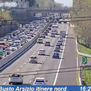 Il traffico questo pomeriggio in A8 tra le uscite di Busto e Castellanza (foto Autostrade per l'Italia)