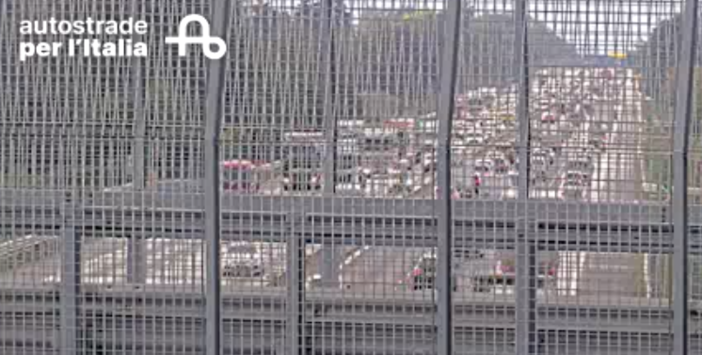 Il traffico rallentato in seguito all'incidente di questo pomeriggio in A8 Il traffico rallentato in seguito all'incidente di questo pomeriggio in A8