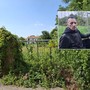 La barriera che chiude un accesso allo spiazzo incolto. Nel riquadro, il testimone Vincenzo Zingarelli che denuncia la situazione
