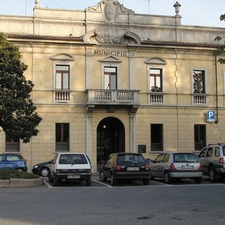 Sesto Calende, la minoranza chiede la sfiducia per l'assessora alla Sicurezza: «E' parente dell'arrestato per droga». Il sindaco: «Strumentalizzazione»