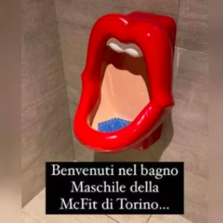 Orinatoi a forma di bocca di donna: bufera su una palestra di Torino