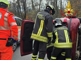 Le immagini dell'incidente di Solbiate Arno dove un'auto si è ribaltata Le immagini dell'incidente di Solbiate Arno dove un'auto si è ribaltata