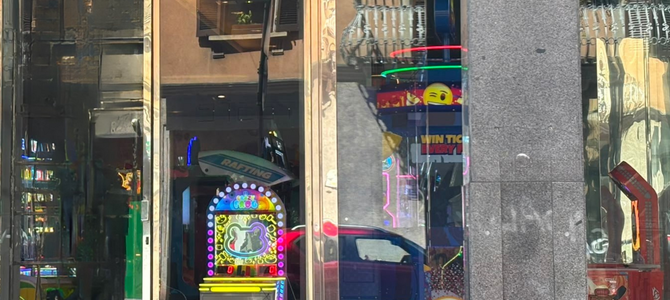 Un nuovo esercizio commerciale colora il centro di Busto: in via Crespi aprirà presto una sala giochi Un nuovo esercizio commerciale colora il centro di Busto: in via Crespi aprirà presto una sala giochi