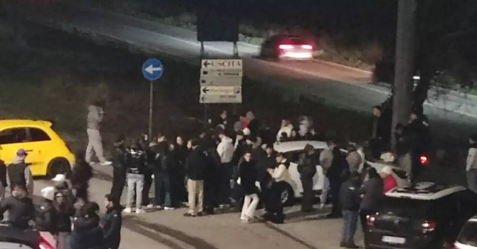 Gli amici di Emanuele e Michele sabato sera sul luogo del tragico incidente stradale (foto tratta da IlSaronno.it)