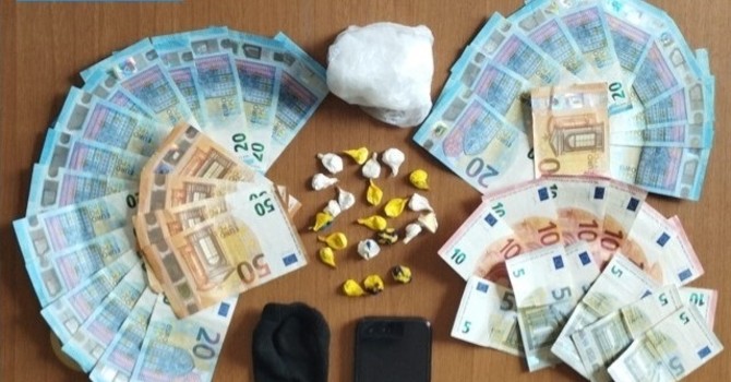 Cocaina sotto un seggiolino per bambini, dal controllo spuntano 22 dosi