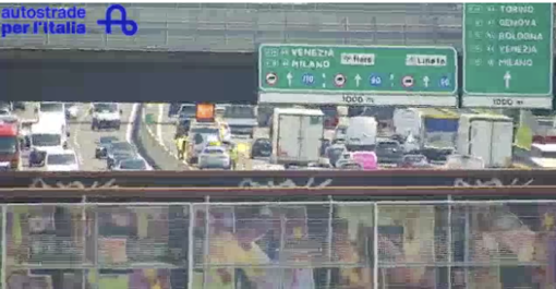 Incidente in A8, tre feriti e traffico in tilt. «Code fino a 3 chilometri»
