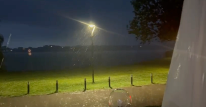Un fiume d'acqua all'improvviso sul lungolago di Gavirate nella serata di oggi, domenica 31 maggio Un fiume d'acqua all'improvviso sul lungolago di Gavirate nella serata di oggi, domenica 31 maggio