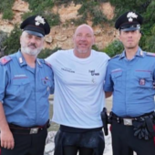 L'appuntato scelto Fabio Latanza con i colleghi della stazione di San Felice Circeo al suo arrivo dopo la traversata L'appuntato scelto Fabio Latanza con i colleghi della stazione di San Felice Circeo al suo arrivo dopo la traversata