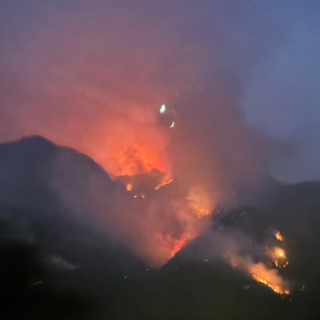 Boschi in fiamme a Piedimulera: da giorni i vigili del fuoco sono al lavoro per spegnere le fiamme