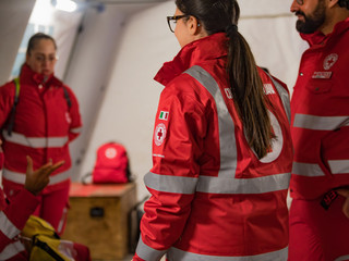 La Cri di Busto alla partenza di “BA è Natale” (foto Luca Micheli)