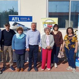 Foto di gruppo contestuale alla consegna degli attestati della campagna Tutti insieme per una strada più Sicura