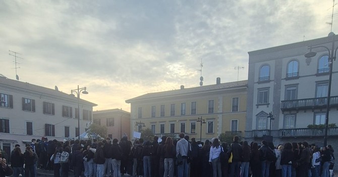 Studenti delle superiori in manifestazione a Busto, corteo in centro Studenti delle superiori in manifestazione a Busto, corteo in centro
