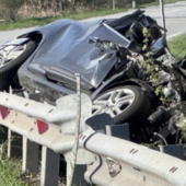 Il mezzo ridotto a un cumulo di lamiere dopo l’incidente. Per la donna di 59 anni, purtroppo, non c’è stato nulla da fare