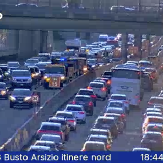 Ancora un incidente sull'Autolaghi: quattro chilometri di coda verso Milano