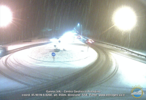 La situazione sulla statale a Ganna (foto webcam Centro Geofisico Prealpino)