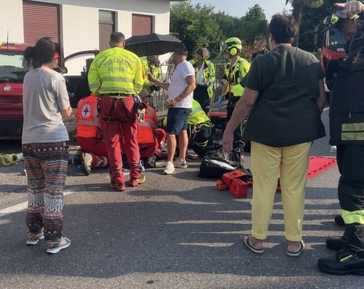 I soccorsi in azione dopo l'incidente (foto dal gruppo Facebook Daveri"