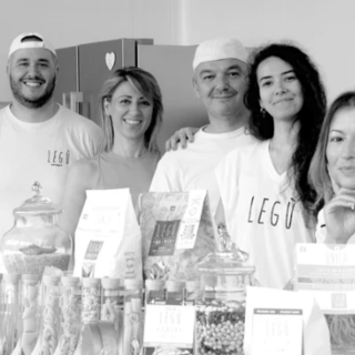Monica Neri, la seconda da destra, e la sua squadra di Legù