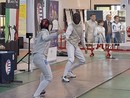 Un momento della finale. Nel riquadro i protagonisti con Luca Folegani, assessore allo Sport, e Marino Vago, presidente Pro Patria Scherma Un momento della finale. Nel riquadro i protagonisti con Luca Folegani, assessore allo Sport, e Marino Vago, presidente Pro Patria Scherma