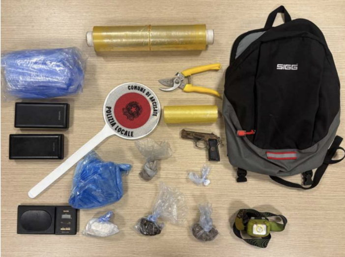 Il materiale sequestrato dalla polizia locale Il materiale sequestrato dalla polizia locale