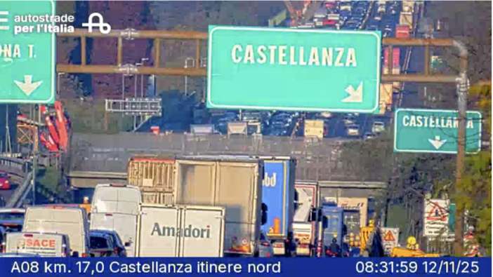 La situazione traffico all'altezza dello svincolo di Castellanza dopo l'incidente di questa mattina
