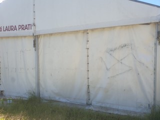 Le scritte naziste alla festa del Pd alla Schiranna