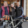 Da sinistra Enrico Introini, proprietario del Regondell, Alice Franzetti, dipendente del Regondell e Marco Donati, assicuratore quasi in pensione che farà il giro in bici