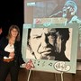 Valentina Dellera con il murales dedicato a Vasco Rossi e mentre crea le sue opere